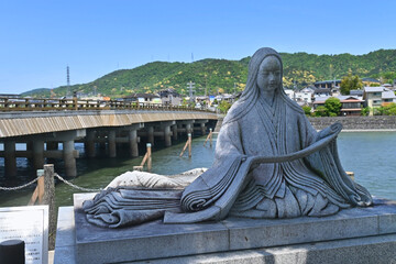 源氏物語の舞台 宇治市の宇治橋と紫式部像