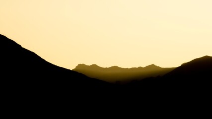 Colinas entre el polvo desértico al atardecer. Atardecer en el paisaje desértico de Las Negras al atardecer. Fondo natural. Almería, Andalucía, España.