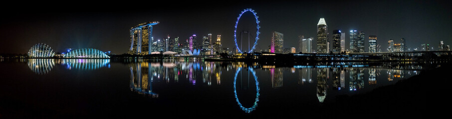 Obraz premium Panorama of Singapore city skyline at night. 
