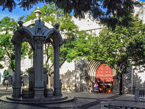 Largo do Carmo Square with the Chafariz do Carmo Fountain and the entrance to the ruins of the Gothic Church of the Convento do Carmo Convent aka Our Lady of Mount Carmel. Lisbon, Portugal