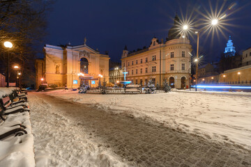 Teatr, fontanna i poczta Bielsko-Biała zimą wieczorem