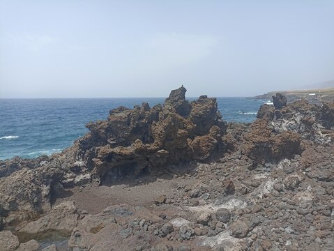 Paisaje rocoso Tenerife Sur con mar