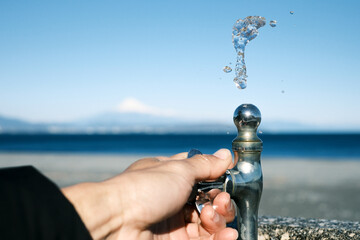 Clean water comes out of the tap with a unique method in Japanese nature

