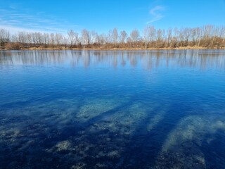 lago en invierno, en bayern alemania 