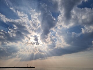 nuves iluminadas por el sol en el cielo de verano en italia venecia 