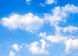 Obraz premium blue sky background with tiny white clouds