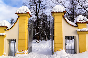 Śnieżna zima w ogrodach Pałacu Branickich, Wersal Podlasia, Polska - 716710044