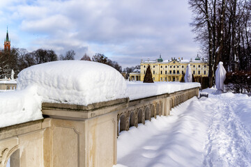 Śnieżna zima w ogrodach Pałacu Branickich, Wersal Podlasia, Polska - 716711491