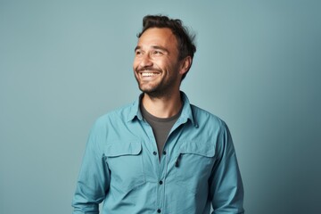 Obraz premium Portrait of a glad man in his 30s sporting a breathable hiking shirt against a pastel blue background. AI Generation