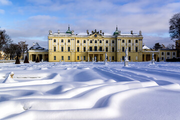 Śnieżna zima w ogrodach Pałacu Branickich, Wersal Podlasia, Polska - obrazy, fototapety, plakaty