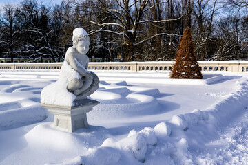 Śnieżna zima w ogrodach Pałacu Branickich, Wersal Podlasia, Polska - 716718821