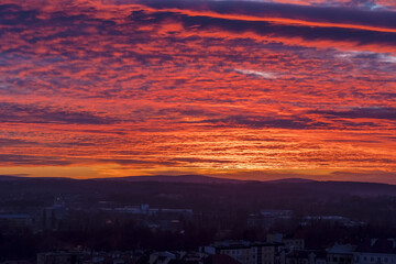 Niezwykle spektakularny zachód słońca nad Górami Świętokrzyskimi. Kolorowe niebo tuż po...