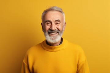 Obraz premium Portrait of a happy elderly 100 years old man wearing a thermal fleece pullover against a soft yellow background. AI Generation