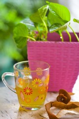 O Chá da casca de laranja é rico em vitamina C e flavonoides, ajuda no combate ao cancer, fortalece o sistema imunológico, previne diabetes, presão alta e gripes