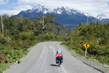 Radlerin auf der Carretera Austral in Chile, S&uuml;damerika