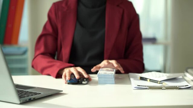 Asian female car sales representative giving advice to customers online Happy female entrepreneur in suit sitting at desk advising customer, car sales concept 4k