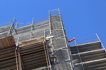 Lavori in corso nel cantiere edile per ristrutturazione edilizia