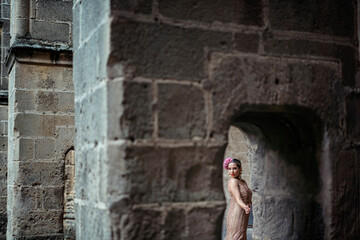 Fototapeta na wymiar Chica joven rubia con traje flamenco posando en antiguo monasterio