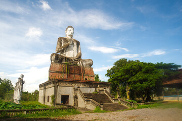 le gigantesque Bouddha assis du Wat Ek Phnom, vue de trois quarts en paysage
