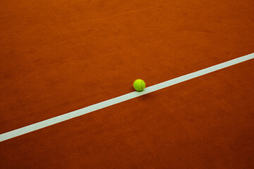 Balle de tennis sur le cour