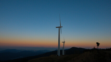 夕景に包まれる風力発電機
