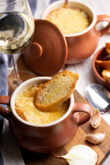 traditional French onion soup - 716824421