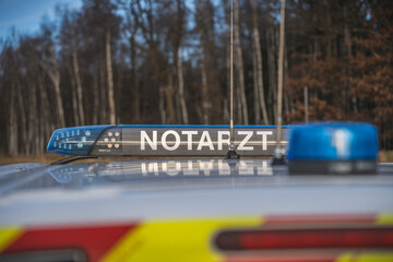 Ein Notarzteinsatzfahrzeug an einer Einsatzstelle...23.01.2024