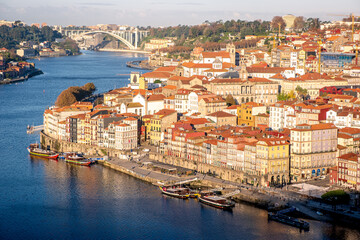 ドンルイス橋からのポルト歴史地区の美しい町並みとドウロ川 © 739photography