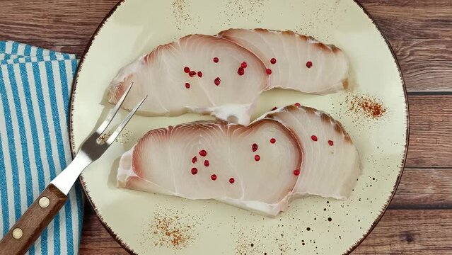 steaks de requin cru, en gros plan, dans une assiette