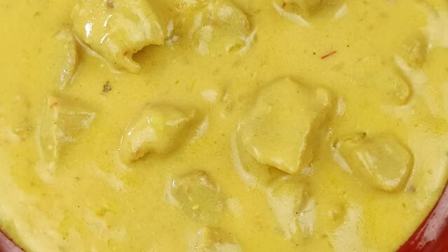 viande cuisin&eacute; au curry et lait de coco