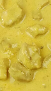 viande cuisin&eacute; au curry et lait de coco