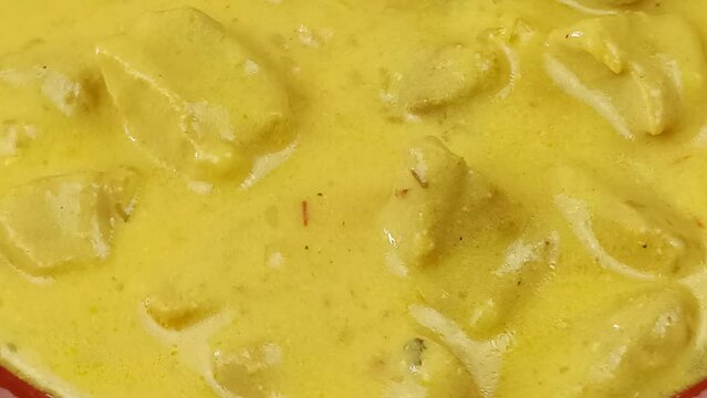 viande cuisin&eacute; au curry et lait de coco