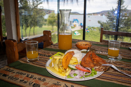 plato t&iacute;pico de la sierra peruana, trucha frita en mantel de tela andina peruana  