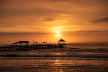 atardecer en muelle de la costa, sunset 
