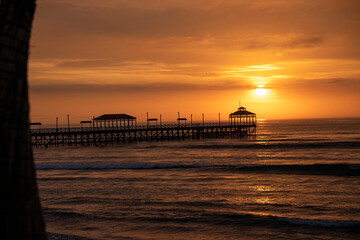 atardecer en muelle de la costa, sunset 