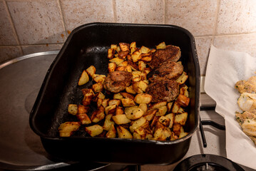 Teglia di schiacciatine al forno con patate a tocchetti.