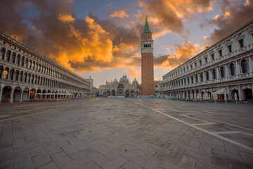 Venice, Italy. St. Mark's Square(Piazza din San Marco) with the Basilica and Bell Tower at sunrise. - obrazy, fototapety, plakaty