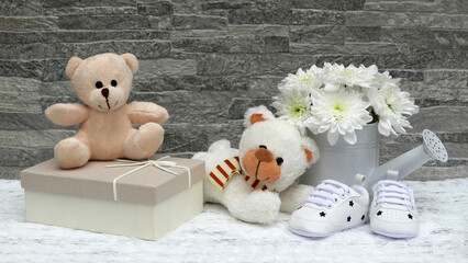 Geschenkbox mit Teddybär und Blumen.