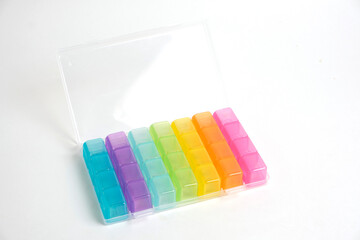 Pill organizer that distributes intake by day of the week.