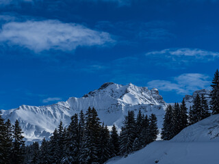 paysage du beaufortain secteur lac du roselend avec roche, aiguilles, neige et ciel bleu