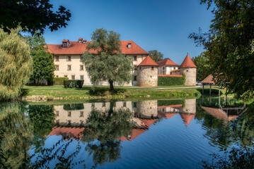 Fototapeta na wymiar Grad Otocec in Krka river, Slovenia