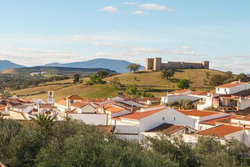 Ein Blick über die Dächer von El Real de la Jara, Provinz Sevilla, Andalusien in Spanien mit der Burg im Hintergrund auf dem Pilgerweg Camino Via de la Plata nach Santiago