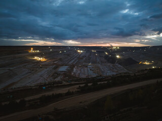 Nächtliche Beleuchtung im Tagebau: Einblick in den Bergbau bei Dämmerung