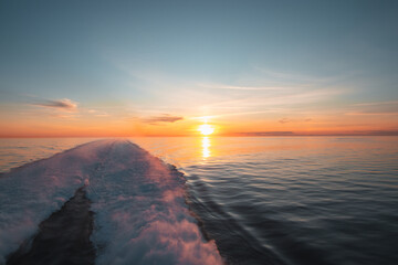 Sonnenuntergangsfahrt: Meeresblick mit Wellenspur