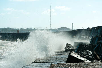 Agua del mar golpeando con una escollera, provocando grandes olas.