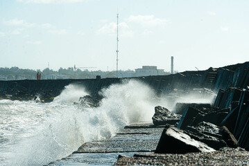 Agua del mar golpeando con una escollera, provocando grandes olas.