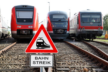 Streik bei der Deutschen  Bundesbahn. Schild Bahnstreik, Schienen und Züge