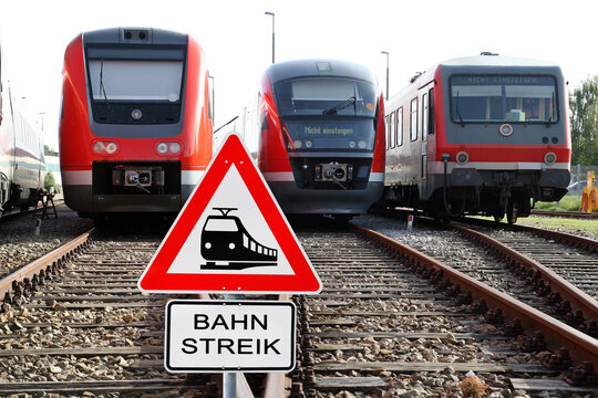 Streik bei der Deutschen  Bundesbahn. Schild Bahnstreik, Schienen und Z&uuml;ge