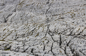 Roches du désert de Platé dans les Alpes, le lapiaz est une formation rocheuse karstique de surface dans les roches carbonatées