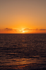 Atardecer sobre el océano